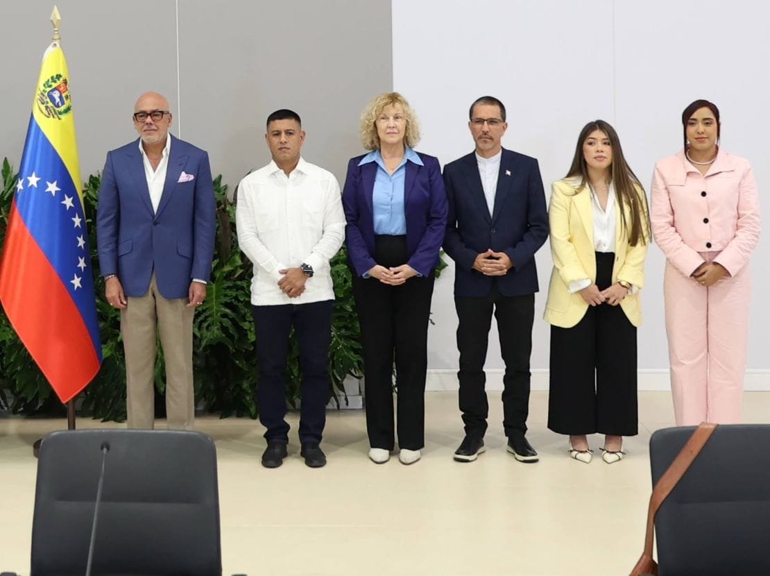 La delegación del oficialismo, encabezada por el presidente de la Asambela Nacional Jorge Rodríguez