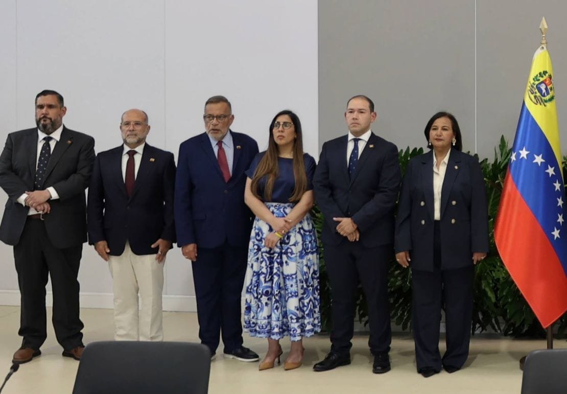 La delegación de la oposición, encabezada por la exdiputada Dinorah Figuera.